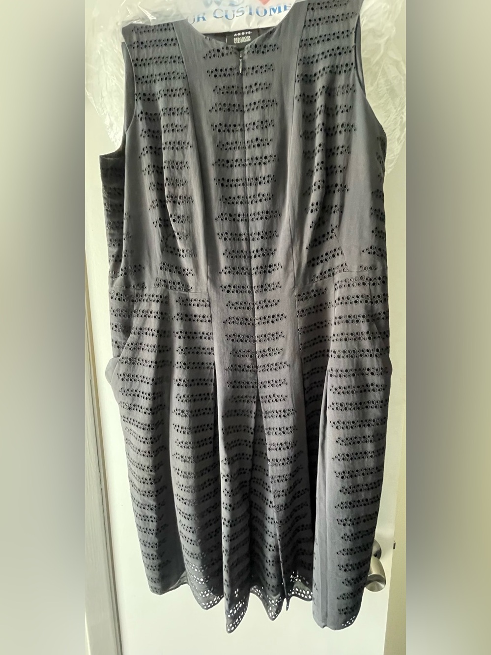 AKRIS BLACK EYELET ZIP FRONT SLEEVELESS SHEATH DRESS W/ POCKETS LADIES SIZE 14